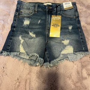 NWT women’s distressed Ariya shorts, size 3/26